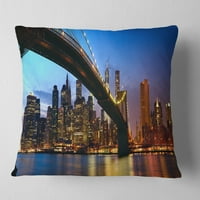 Designart Manhattan City híddal a Blue Sky alatt - Cityscape Drow Pillow - 18x18