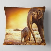 Designart Elefánt anya és baba szabadban - Afrikai dobás párna - 18x18